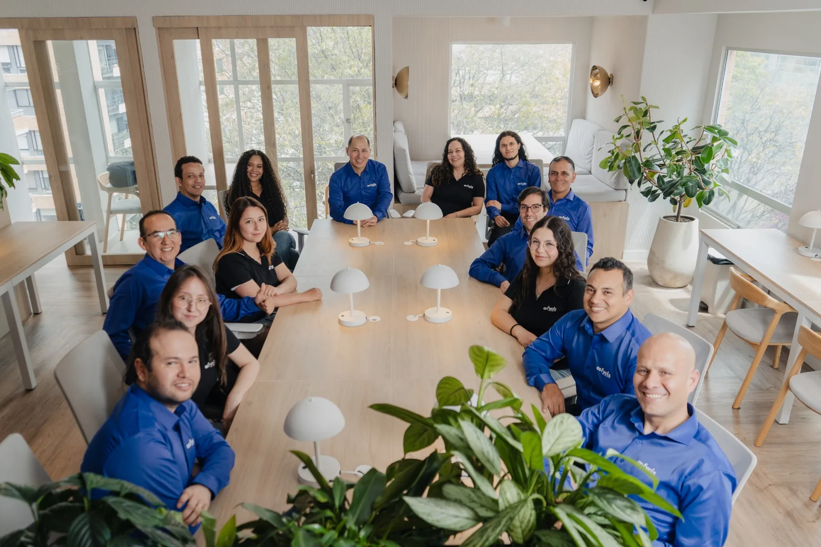 Equipo de FYCLS reunido en la oficina